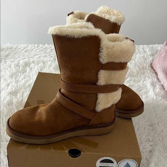 Ladies Uggs. Size 9. Excellent condition. Only worn a couple of times. - Picture 2 of 6
